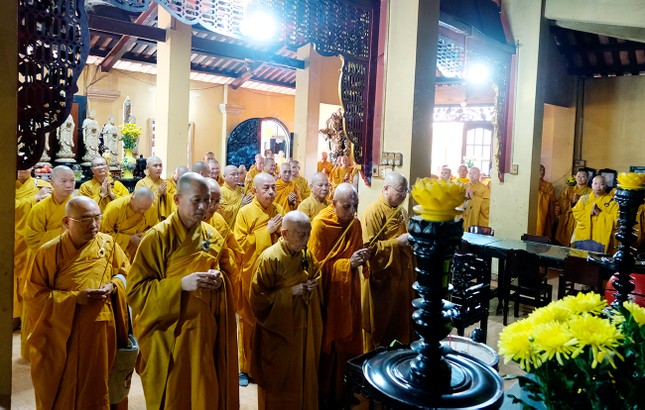 Chư tôn đức lễ bái lịch đại Tổ sư tại Tổ đường chùa Tam Bảo