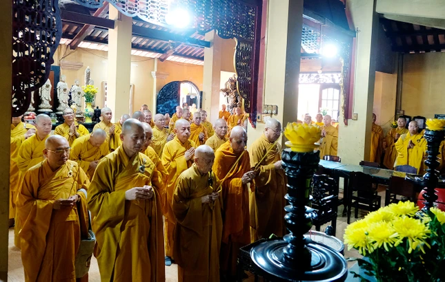 Chư tôn đức lễ bái lịch đại Tổ sư tại Tổ đường chùa Tam Bảo