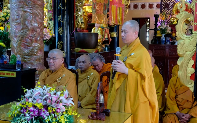 Thượng tọa Thích Minh Nhẫn phát biểu công tác tổ chức trường hạ