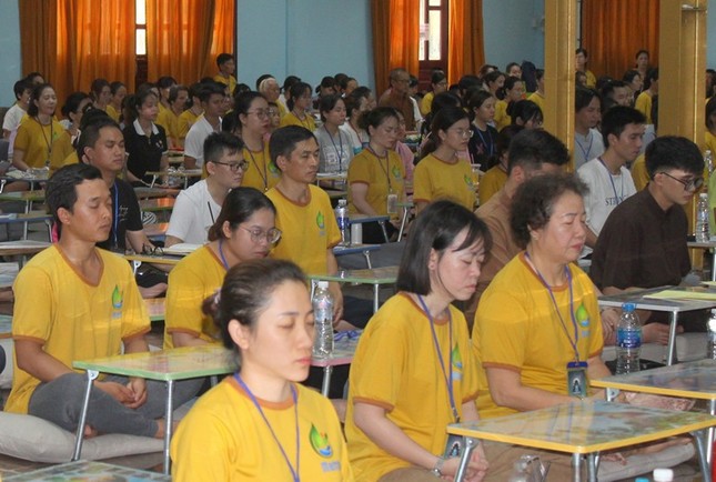 Tại thiền đường Visakha, 300 Phật tử tham dự khóa tu 2 ngày cuối tuần