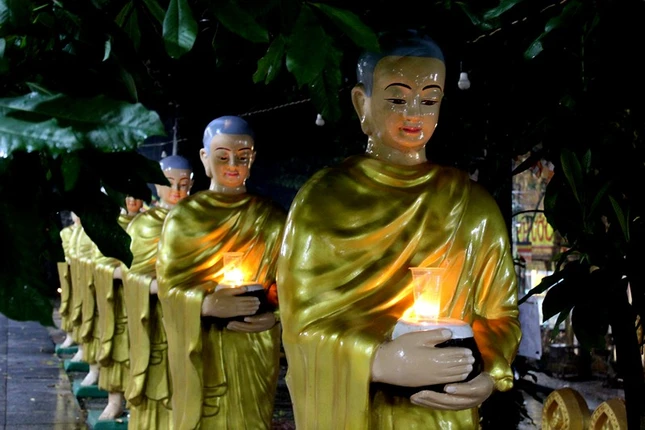 Lễ cúng đèn được thiền viện Phước Sơn cử hành vào tối ngày Rằm tháng Tư Lễ cúng đèn được thiền viện Phước Sơn cử hành vào tối ngày Rằm tháng Tư