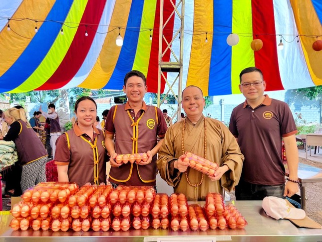 Các gian hàng tại "Phiên chợ 0 đồng" là các thực phẩm thiết yếu cho gia đình