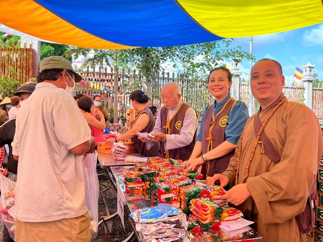 Gian hàng thực phẩm thiết yếu