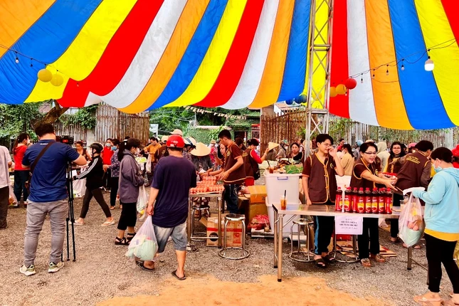 Những gia đình khó khăn chọn thực phẩm tại phiên chợ 0 đồng - Ảnh: P.H