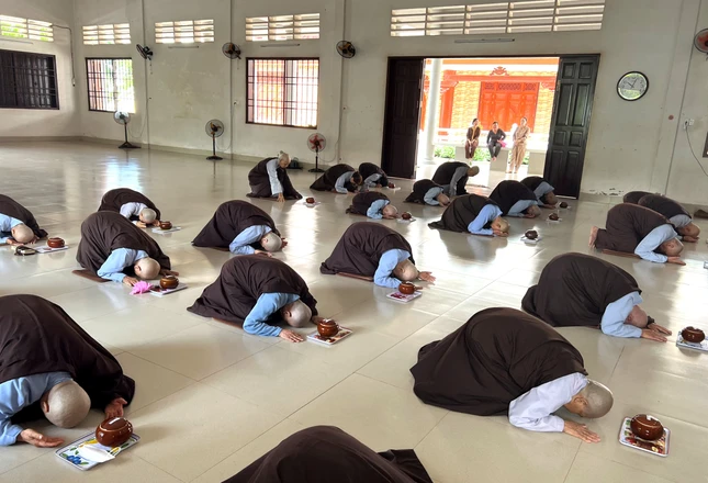 Các vị xuất gia gieo duyên sau khi nhận man y và bình bát