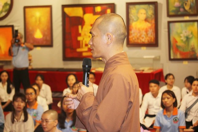 Thượng tọa Thích Thanh Tri chia sẻ tại buổi thiền trà