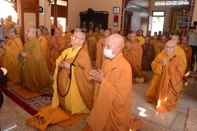 Chư tôn đức niêm hương Tam bảo