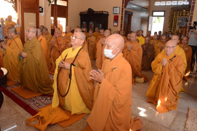 Chư tôn đức niêm hương Tam bảo