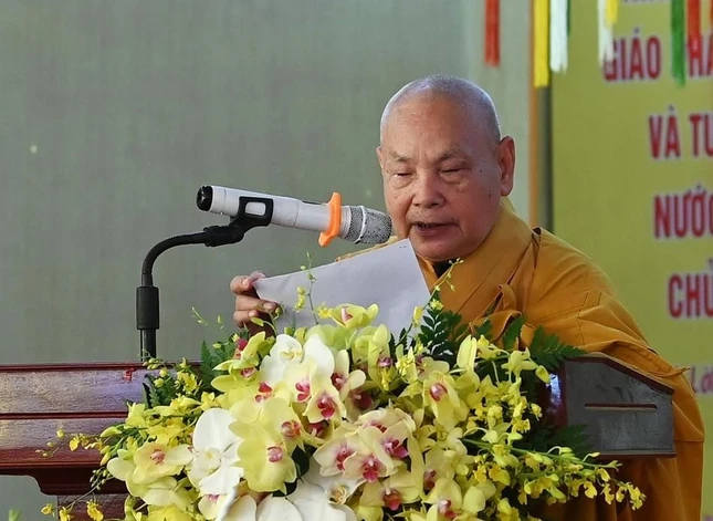 Hòa thượng Thích Thiện Nhơn thay mặt Hội đồng Chứng minh, Hội đồng Trị sự đọc lời tưởng niệm