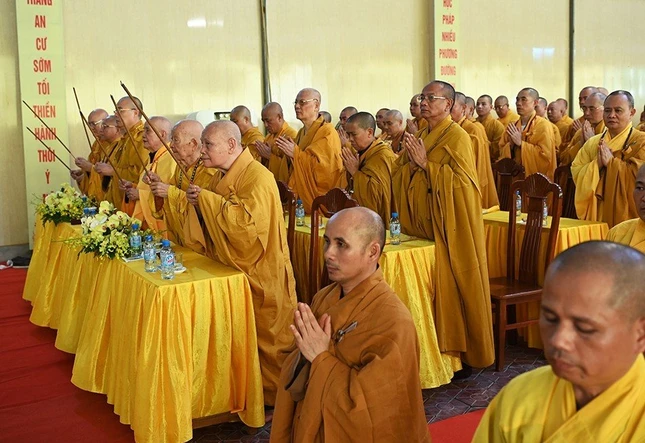 Chư tôn đức Tăng Ni, môn đồ, pháp quyến, quan khách niêm hương tưởng niệm