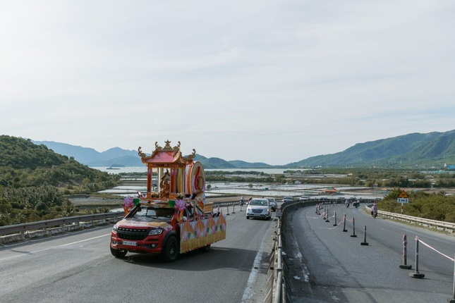 Xe hoa cung rước tôn tượng Bồ-tát Thích Quảng Đức về quê hương TT.Vạn Giã, H.Vạn Ninh Xe hoa cung rước tôn tượng Bồ-tát Thích Quảng Đức về quê hương TT.Vạn Giã, H.Vạn Ninh