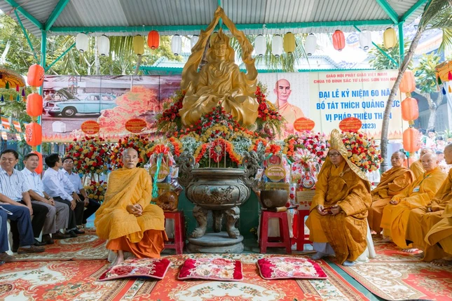 Tại chùa Sắc Tứ Long Sơn (thôn Phú Cang, xã Vạn Phú, Vạn Ninh), ngôi chùa Bồ-tát xuất gia Tại chùa Sắc Tứ Long Sơn (thôn Phú Cang, xã Vạn Phú, Vạn Ninh), ngôi chùa Bồ-tát xuất gia