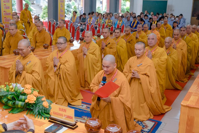 Đại diện hành giả phát nguyện tu tập tinh tấn trong 3 tháng an cư