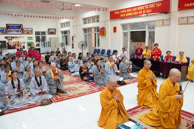 Hòa thượng Thích Bảo Nghiêm niêm hương Tam bảo ở Nhà văn hóa Khu dân cư Bằng B