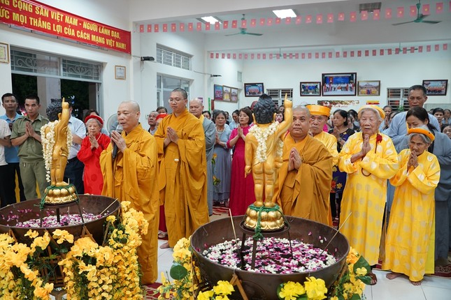 Thực hiện nghi thức kính mừng Khánh đản Đức Bổn Sư