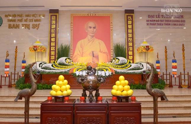 Di ảnh Bồ-tát Thích Quảng Đức tôn trí tại lễ đường, hội trường Việt Nam Quốc Tự