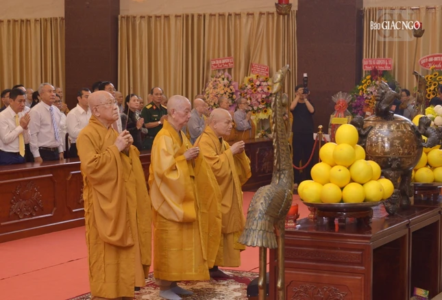 Đức Pháp chủ cùng chư vị giáo phẩm Trưởng lão Hòa thượng Hội đồng Chứng minh thành kính dâng hương tưởng niệm Bồ-tát Thích Quảng Đức, chư Thánh tử đạo