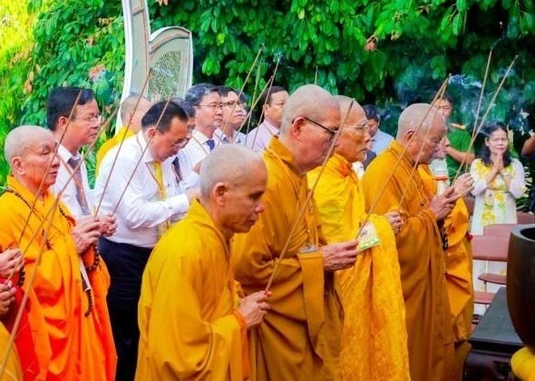 Chư tôn giáo phẩm Hội đồng Chứng minh, Hội đồng Trị sự GHPGVN, Ban Trị sự GHPGVN tỉnh Khánh Hòa thành kính niêm hương tưởng niệm Bồ-tát Thích Quảng Đức, chư Thánh tử đạo