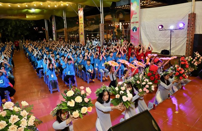 Phật tử dâng hoa cúng dường