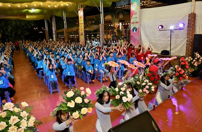 Phật tử dâng hoa cúng dường