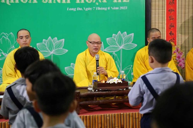 Đại đức Thích Nhuận Huệ ban đạo từ