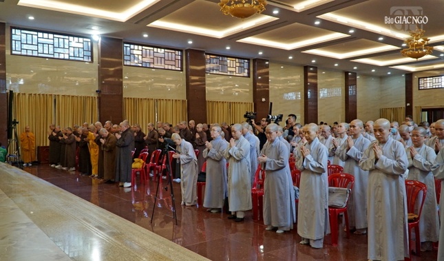 Chư hành giả Tăng, Ni và Phật tử tham dự buổi nói chuyện về nghi lễ