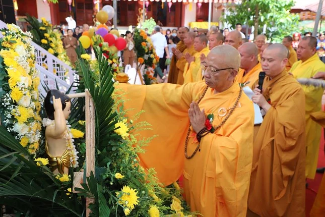 Thực hiện lễ Tắm Phật theo truyền thống