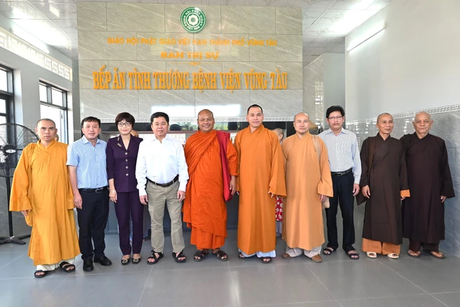 Chụp ảnh lưu niệm trước bếp ăn tình thương Bệnh viện Vũng Tàu Chụp ảnh lưu niệm trước bếp ăn tình thương Bệnh viện Vũng Tàu