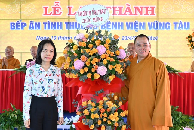 Đại diện Ban Dân vận Thành ủy TP.Vũng Tàu tặng hoa chúc mừng Đại diện Ban Dân vận Thành ủy TP.Vũng Tàu tặng hoa chúc mừng