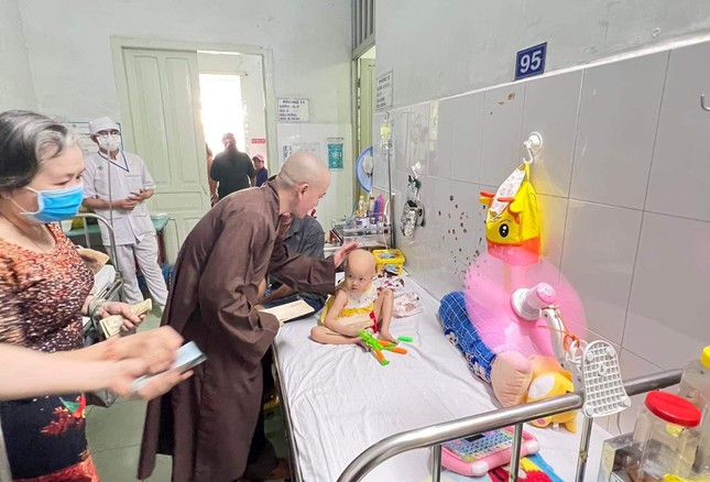 Đại đức Thích Thị Nhân chia sẻ 100 lì-xì cho các bệnh nhân nhi