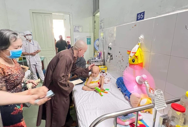 Đại đức Thích Thị Nhân chia sẻ 100 lì-xì cho các bệnh nhân nhi