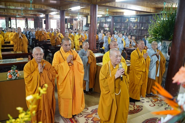 Hòa thượng Thích Bảo Nghiêm cùng chư tôn đức Tăng Ni trong trường hạ đã thành tâm vọng bái Đức Đệ nhị Pháp chủ và Đức Đệ tam Pháp chủ