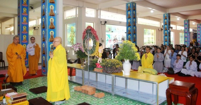 Hòa thượng Thích Chơn Nguyên đại diện đoàn cúng dường trường hạ chùa Thiên Chơn