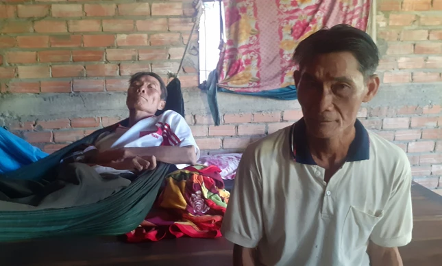 Ông Trần Văn Mười (48 tuổi) và người anh thiểu năng Trần Văn Bảy (52 tuổi)