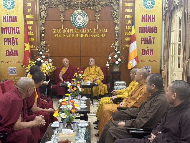 Hòa thượng Thích Thanh Nhiễu tiếp thân mật đoàn