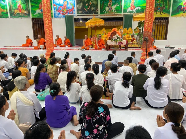 Phật tử tham dự lễ khánh thành ngôi sa-la chùa Sóc Ven cũ