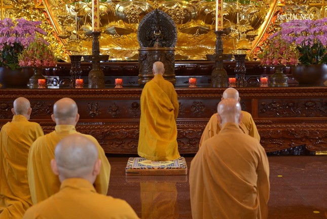 Đức Pháp chủ đảnh lễ Tam bảo