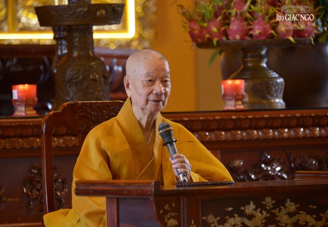 Đức Pháp chủ giáo giới chư Tăng và hành giả tại trường hạ Việt Nam Quốc Tự