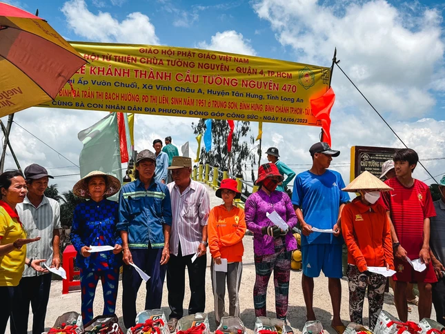 Nhân ngày khánh thành cầu bê-tông, Hội Từ thiện chùa Tường Nguyện trao 60 phần quà đến bà con địa phương - Ảnh: TN