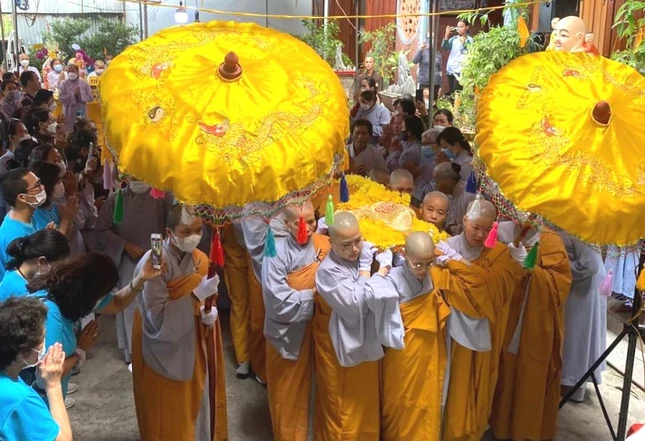 Môn đồ pháp quyến thỉnh nhục thân Ni sư Thích nữ Diệu An nhập kim quan