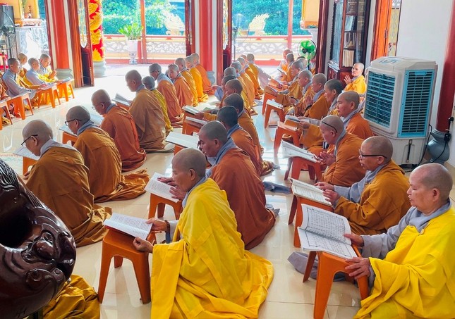 Chư Ni trở về chùa Tâm Ấn Bố-tát, tụng giới Chư Ni trở về chùa Tâm Ấn Bố-tát, tụng giới