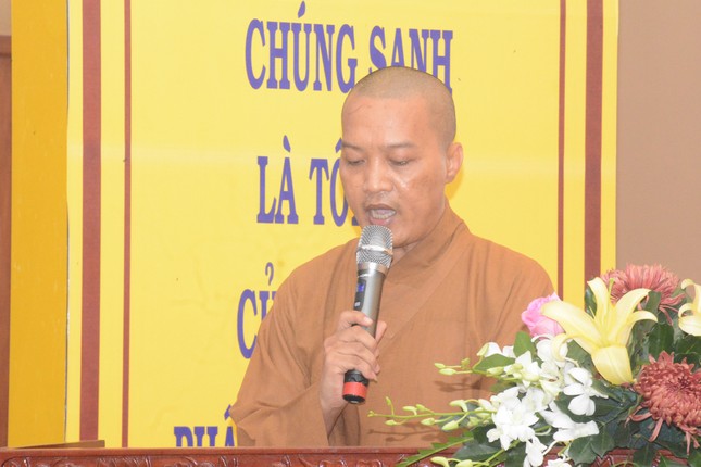 Đại đức Thích Thiện Năng báo cáo tại hội nghị