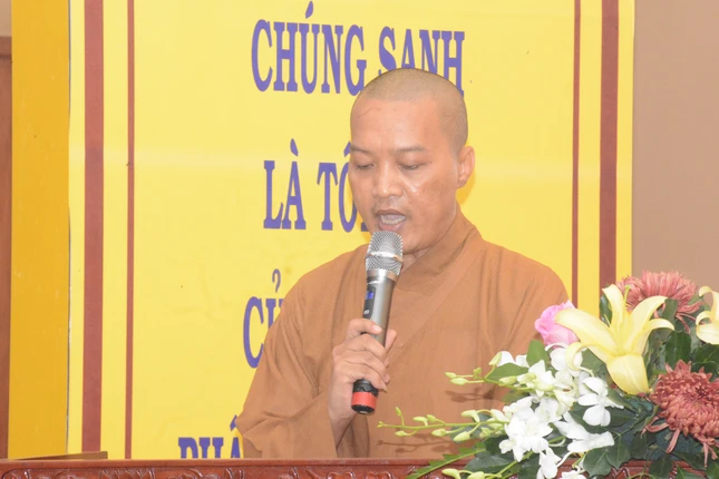 Đại đức Thích Thiện Năng báo cáo tại hội nghị