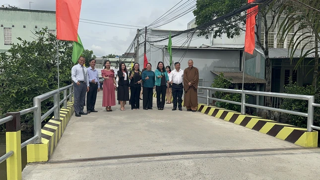 Ngày vui bàn giao cây cầu cho bà con địa phương