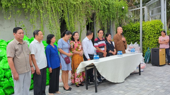 Dia đình Phật tử Diệu Hiền tặng 500 phần quà đến bà con nghèo ở xã Phước Thạnh - Ảnh: TN