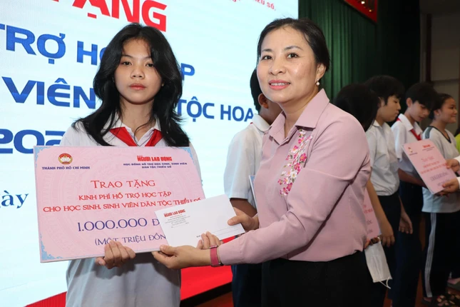 Phó Chủ tịch Ủy ban MTTQVN TP Phan Kiều Thanh Hương trao hỗ trợ cho học sinh khó khăn - Ảnh: MTTP