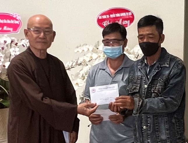 Hòa thượng Thích Tâm Viên trao tiền bạn đọc ủng hộ đến bệnh nhân có hoàn cảnh khó khăn
