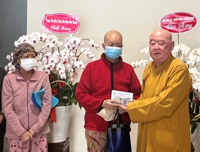 Hòa thượng Thích Duy Trấn trao tiền ủng hộ cho bệnh nhân ung bướu - Ảnh: BTTXH