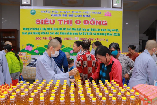 200 gia đình được tặng phiếu mua hàng 0 đồng tại siêu thị mini ở chùa Bồ Đề Lan Nhã