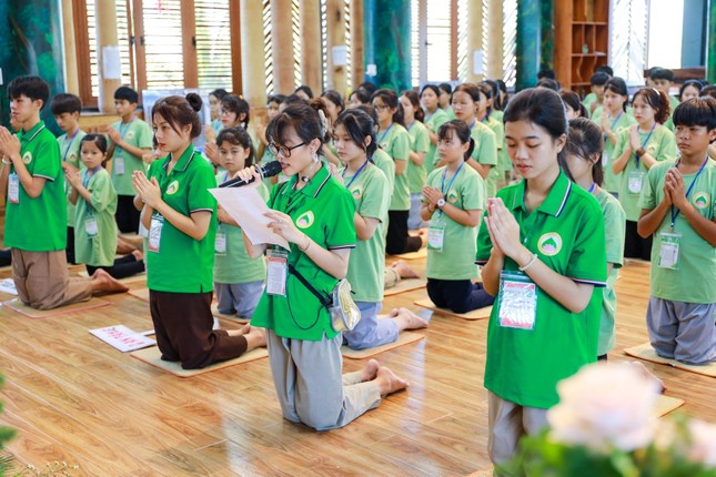 Phật tử Nguyễn Tường Vy đã đối trước chư tôn đức dâng lời phát nguyện